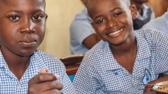 Children with food in school