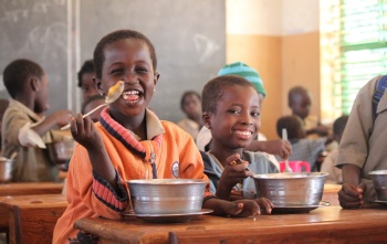 children eating Mary's Meals in Benin