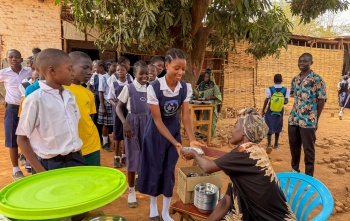 Aishia and students receiving food