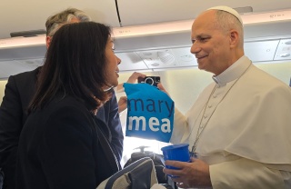 Pope Leo receiving a Marys Meals mug