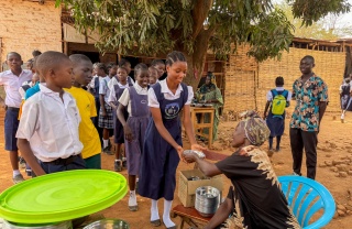 Aishia and students receiving food
