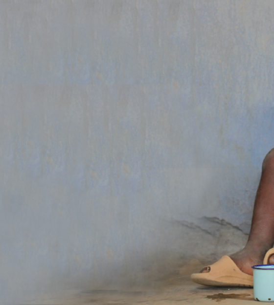 girl eating lunch