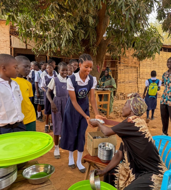 Aishia and students receiving food